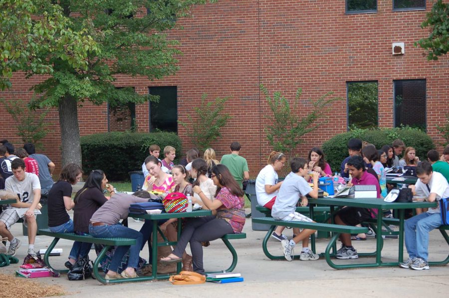Students eat lunch in the courtyard.
