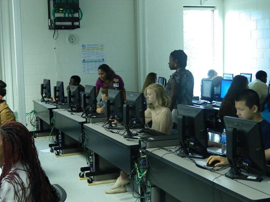 Teachers and students working together to use the computer labs.