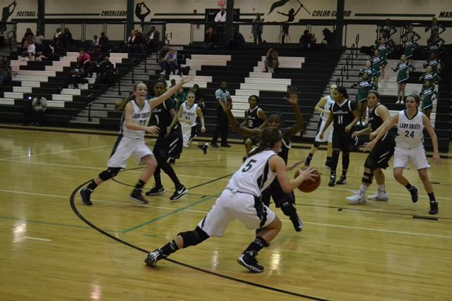 Lady Chiefs offense (#5 junior Jordan Barnes)
