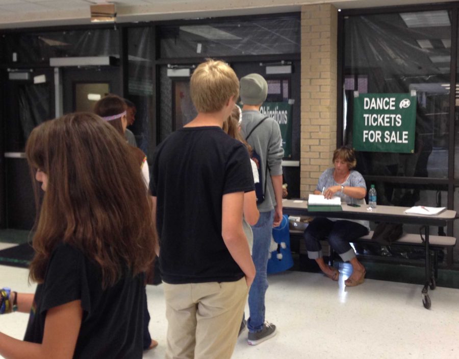 Students purchase Homecoming tickets