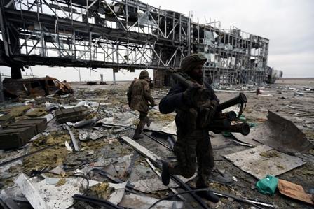 A Ukranian soldier advances through the rubble of Donetsk Airport, near the location of the border crossing where Russian troops were spotted.