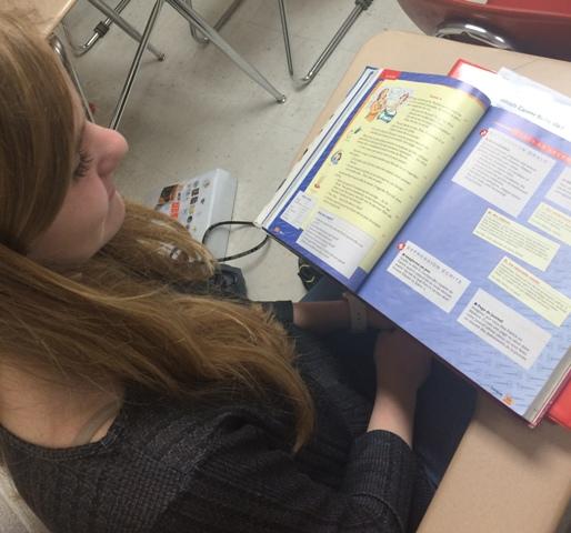 Sophomore Brooke Turbiville studies grammar for an upcoming French III test.