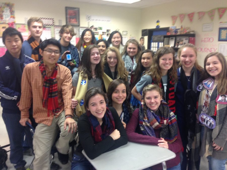 Students+enjoy+scarves+from+their+peers+for+Thanksgiving.