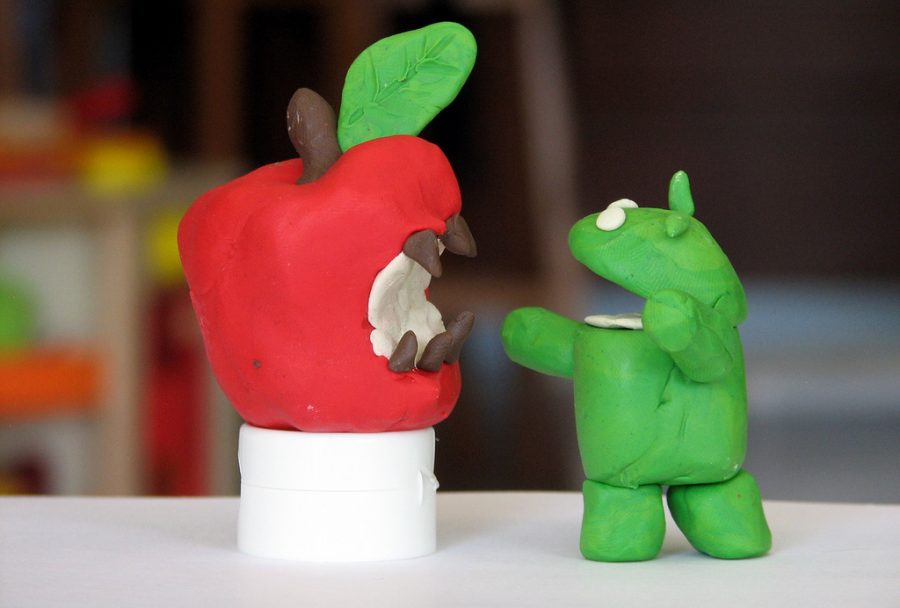 A+clay+representation+of+Apple+versus+Android+operating+systems.