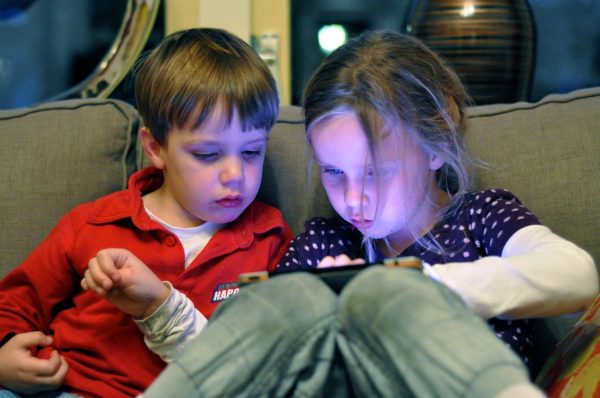 (Kids on the iPad by Thijs Knaap is licensed under CC BY 2.0.)
